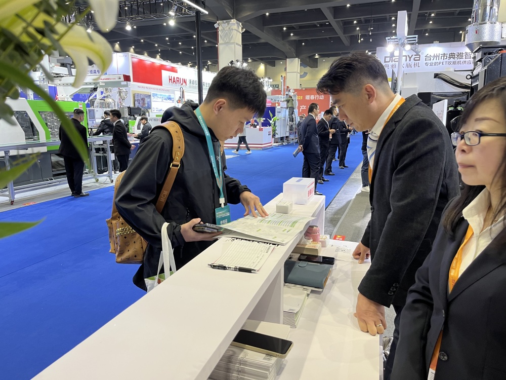 高效注塑、創(chuàng)新領(lǐng)航 | 東華機(jī)械攜行業(yè)前沿技術(shù)亮相鄭州展